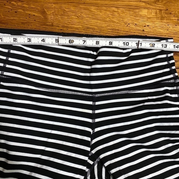 ATHLETA CHATURANGA CAPRI STRIPED LEGGINGS WOMEN'S SIZE M BLACK WHITE YOGA - Picture 5 of 9